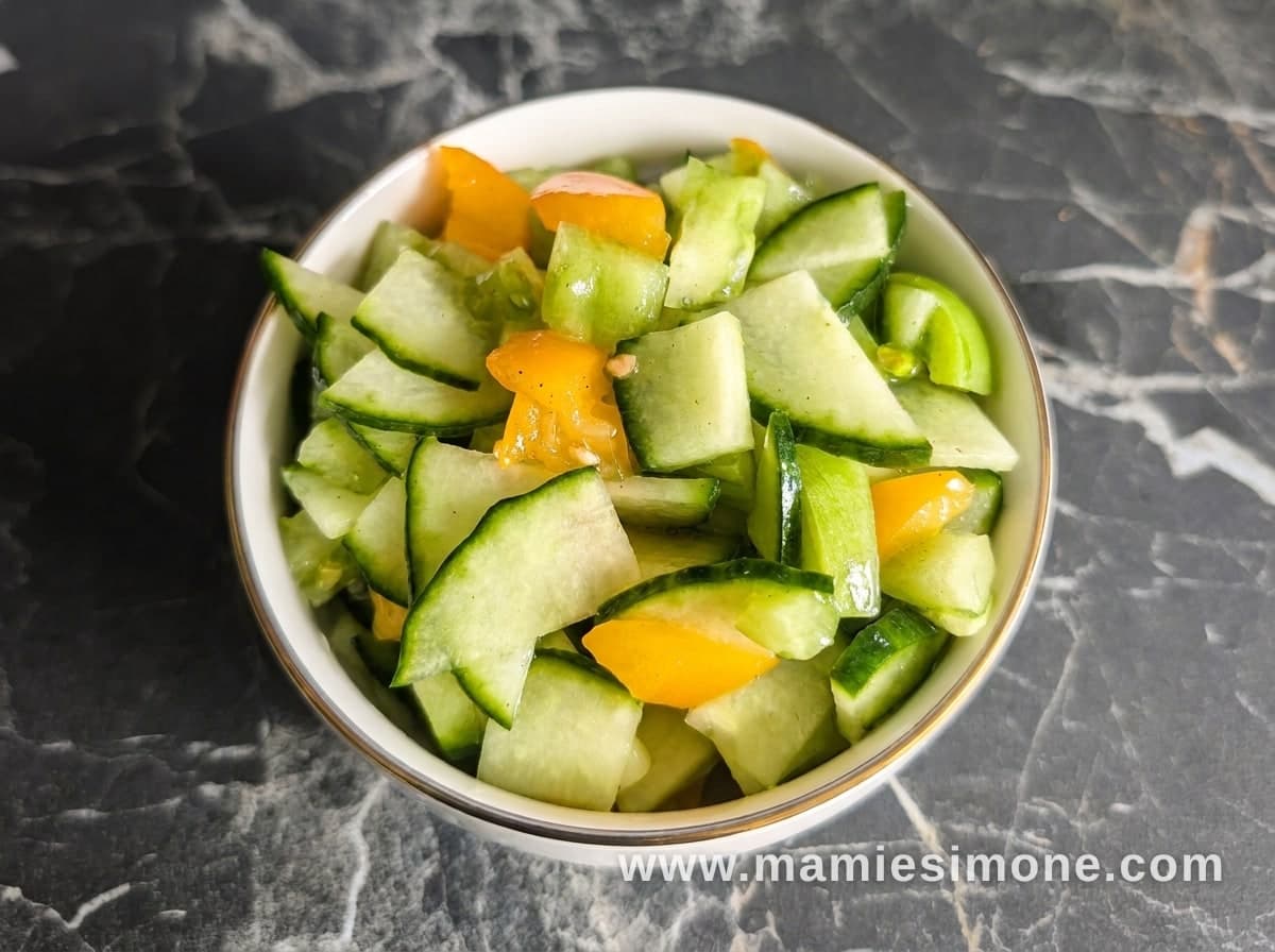 Salade de concombre et tomates vertes et jaunes