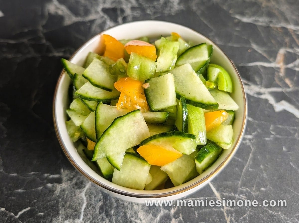 Salade de concombre, tomates vertes et jaunes à l'huile d'olive