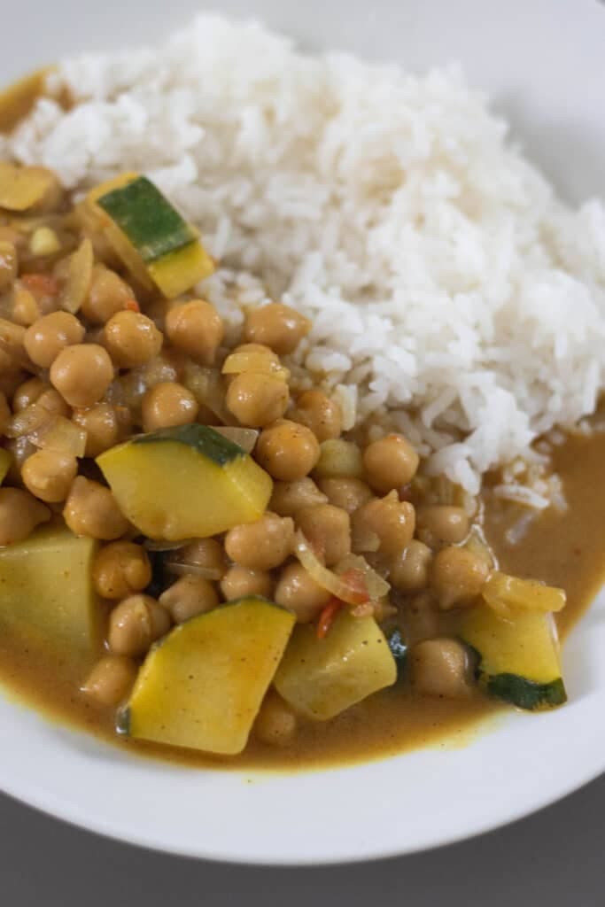 Curry végétarien aux courgettes et pois chiches